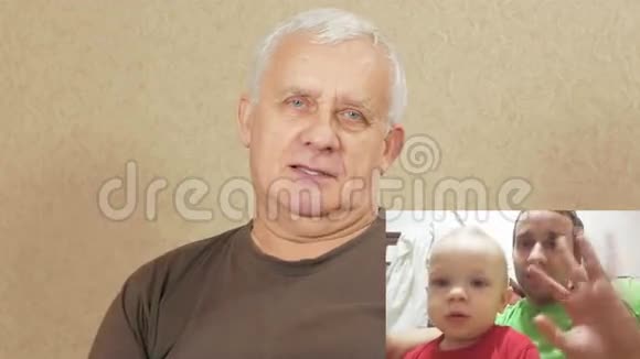 老人在网上与儿子和孙子交流皮普在屏幕上看到全家人爸爸和儿子视频的预览图
