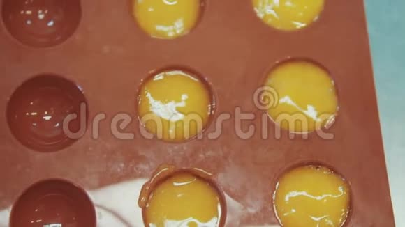 提拉米苏用分子菜芒果果冻视频的预览图