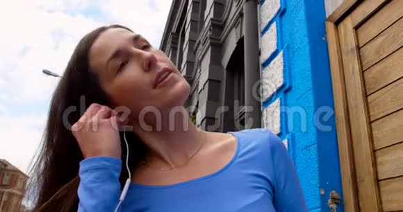 快乐的美女听手机音乐4k视频的预览图