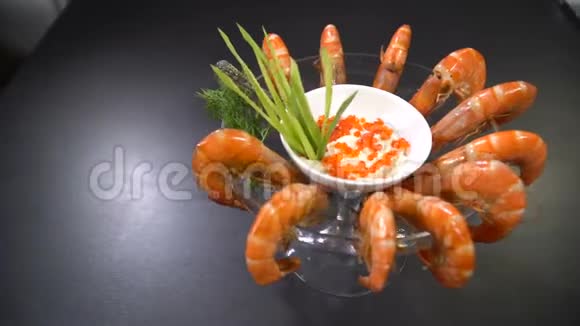 餐厅桌上的虾仁视频的预览图