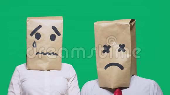 情感概念手势几个人头上戴着包脸上画着表情符号悲伤哭泣疲惫视频的预览图