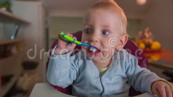 小孩子刷牙视频的预览图