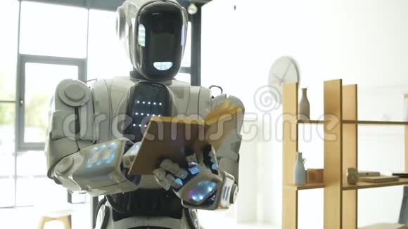 创新机器人在室内学习和阅读视频的预览图