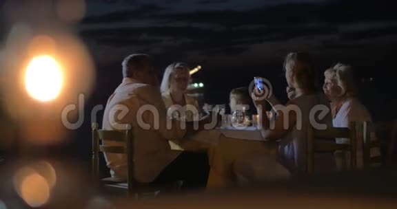 在希腊的佩雷亚市一家人晚上坐在视频的预览图