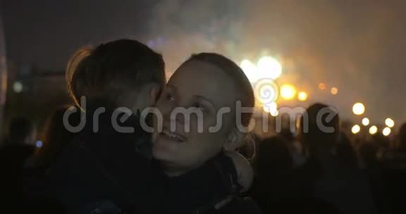 儿子和妈妈参加烟火表演视频的预览图