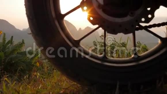 美丽的日出镜头火焰特鲁旅行摩托轮与惊人的泰国山脉高清慢速运动彭恩加省视频的预览图