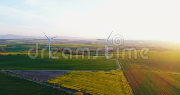 日落时风车涡轮机的美丽景色更新能源视频的预览图