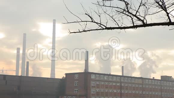 钢铁加工厂城市奥斯特拉发的烟雾空气中的灰尘对人类健康的危害视频的预览图