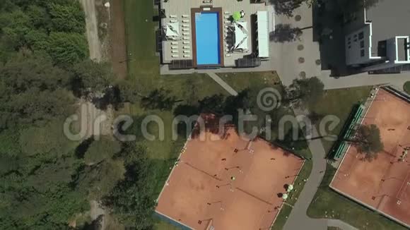设有网球场和游泳池的休闲区视频的预览图