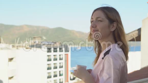 穿着浴袍喝茶的美女视频的预览图