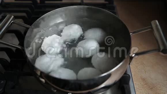 煎锅里煮鸡蛋视频的预览图