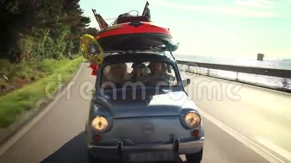 一辆装满儿童玩具的小汽车驶向海滩视频的预览图