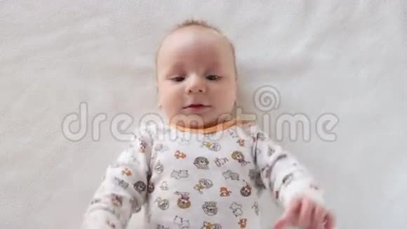 一个可爱的婴儿试图交流的肖像视频的预览图