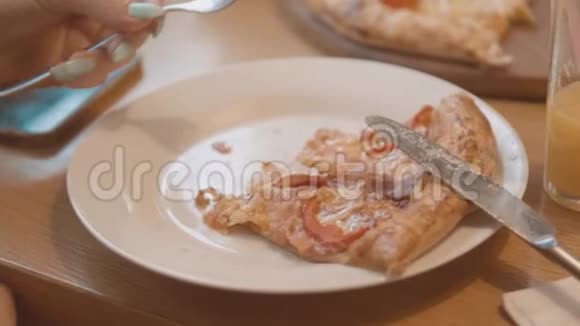 在一个咖啡馆的慢动作视频中一片披萨躺在盘子里快餐披萨食品生活方式视频的预览图