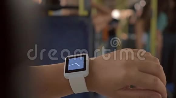 在公共汽车里用智能手表的女人视频的预览图