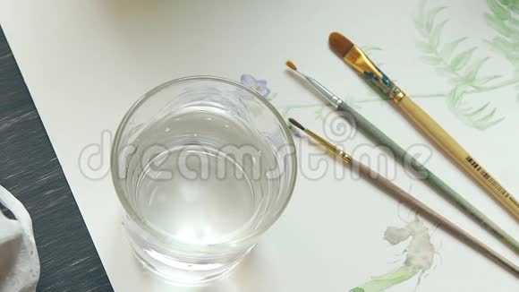 画笔与水彩在玻璃瓶顶部视图艺术家工具视频的预览图