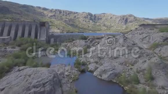飞过倒塌的水坝视频的预览图