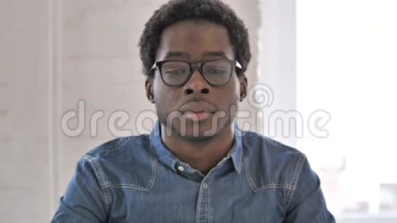 哭泣悲伤的非洲男人的肖像视频的预览图