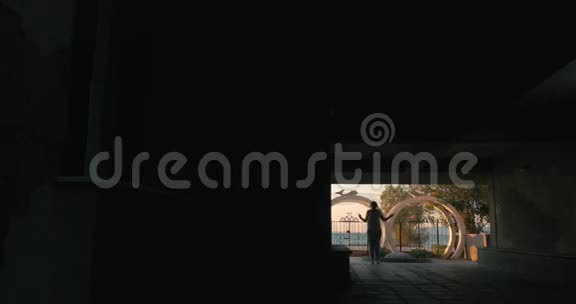 戴着耳机的女孩在希腊的佩雷亚市跳绳视频的预览图