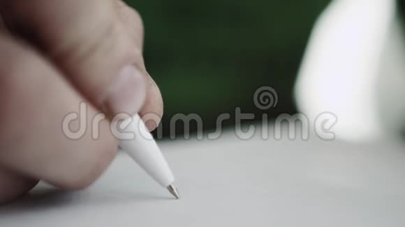 女商人坐在办公桌前签合同只顾签字视频的预览图