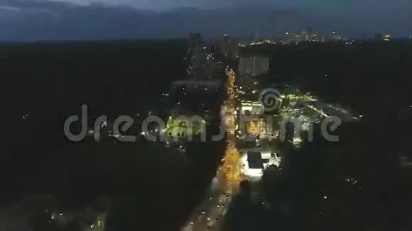 令人惊叹的空中4k全景无人机飞行视野在繁忙的现代城市亚特兰大城摩天大楼在明亮的夜晚灯光下视频的预览图