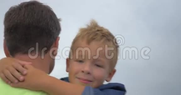 父亲走路抱着他的小儿子视频的预览图