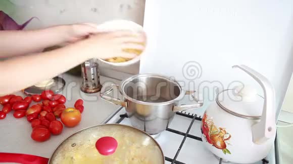 平底锅里放着奶酪平底锅里放着奶酪的意大利面视频的预览图