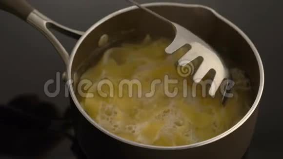 炉子上平底锅上的汤匙意大利面视频的预览图