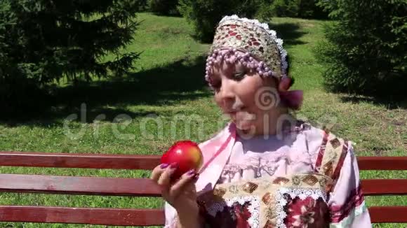 穿着俄罗斯民族服装的女孩视频的预览图