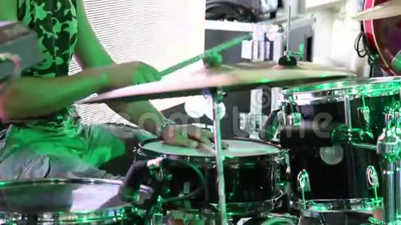 音乐会上的男鼓手在鼓上演奏视频的预览图