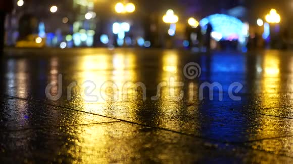 大雨繁忙的街道汽车和交通灯会在夜间反射一条下雨的路视频的预览图