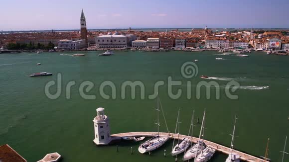 威尼斯和游艇俱乐部的鸟瞰旅游和建筑水上交通视频的预览图