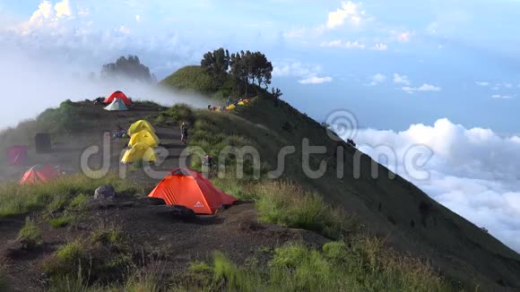 印度尼西亚Rinjani4k景观中蓝天白云的登山顶旅游帐篷视频的预览图
