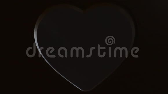 墙上有一个心脏形状的洞被白光照亮一颗心脏出现了灯灭了视频的预览图