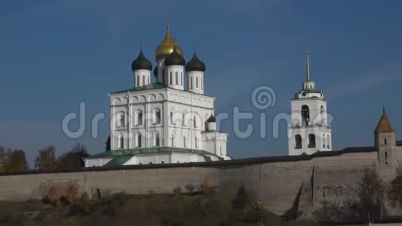 普斯科夫克里姆林宫的旧三一大教堂十月日俄罗斯视频的预览图