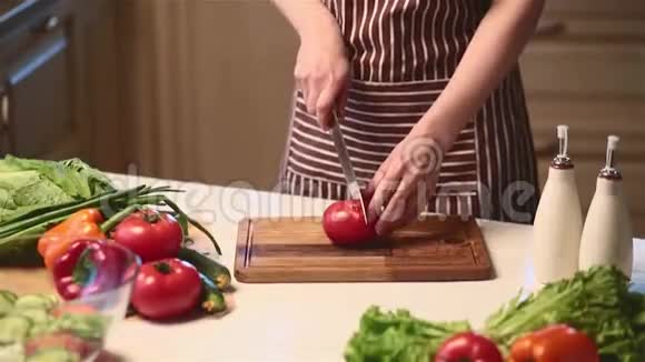 女性手切红番茄视频的预览图