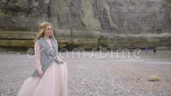 蚀刻机法国2016年12月美丽的新娘是在大自然的背景下拍摄的一对年轻夫妇散步视频的预览图