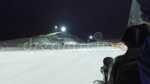 雪上摩托在滑雪坡上升视频的预览图