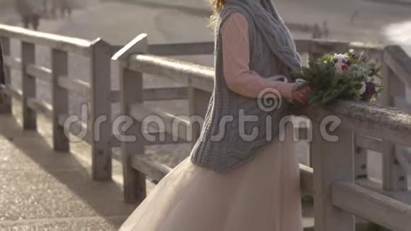 蚀刻机法国2016年12月美丽的新娘是在大自然的背景下拍摄的一对年轻夫妇散步视频的预览图