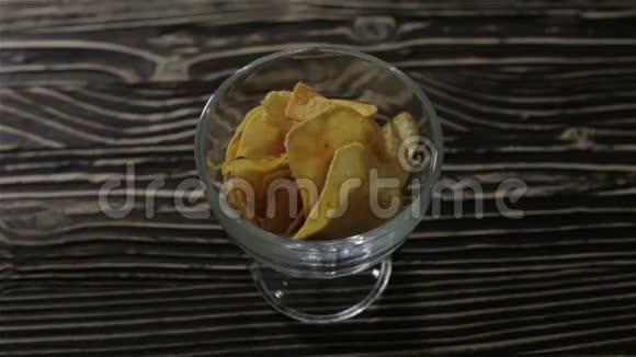 杯子放在桌子上的玻璃花瓶里视频的预览图
