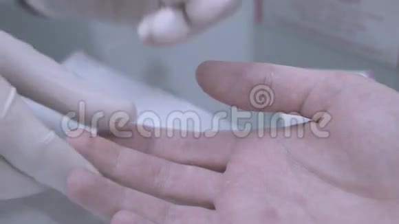 手指血液测试双手合拢取血样医学检验视频的预览图