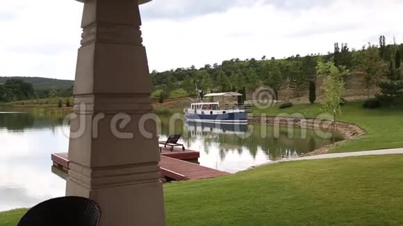 普利特维湖上的旅游船视频的预览图