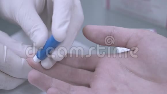 穿刺手指进行验血抽取血样医用针头视频的预览图