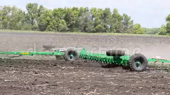 拖拉机加工土壤视频的预览图