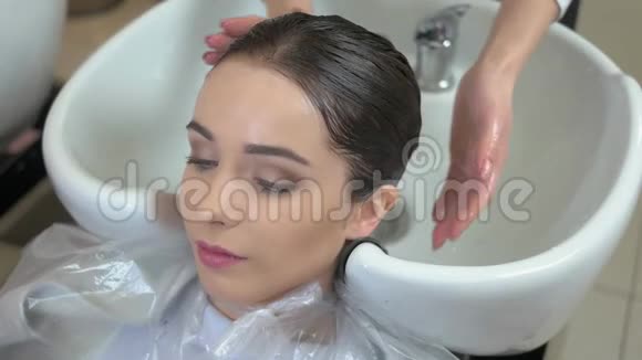 女人洗了头视频的预览图