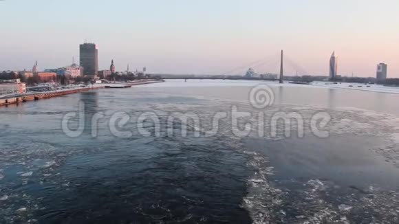 渡船公路由海浪和冰面后的船舶背景中的里加全景视频的预览图