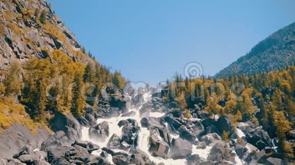 阿尔泰山的瀑布乌查视频的预览图