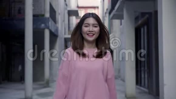 慢动作亚洲旅游妇女感到快乐的旅行在北京中国视频的预览图