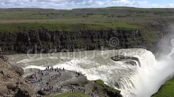 峡湾山石崖间巨大瀑布4k鸟瞰冰岛黄金圈野生自然景观视频的预览图