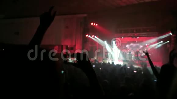 用智能手机拍摄视频用风扇在现场摇滚表演上制作视频拍手视频的预览图